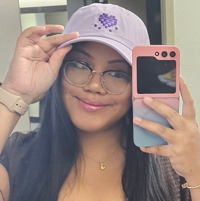 NYC based filipino-american, @twitch Partner, @PandaNetworkTTV leader; your comfort panda 🐼 ✨️ #mentalhealthadvocate || email: roro@pandanetwork.co