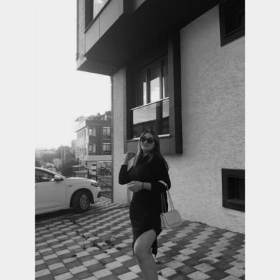 1aynurvarol's profile picture. Kalbimi kalın bir kitabın arasında kuruttum.