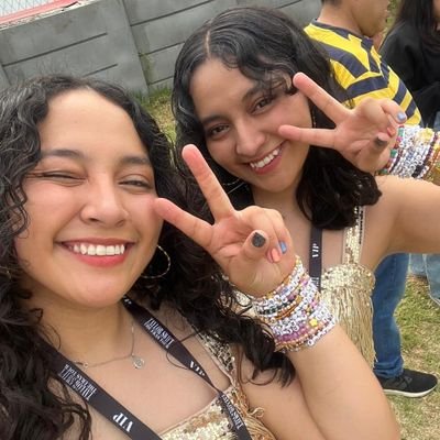 | Twin with @LeslieRivas09 👩‍❤️‍👩👭| Taylor shared a pic of my twin sis and I (08/27/19)  | Never met Taylor | TN x 3 | The Eras Tour Mexico City N3 ✨|