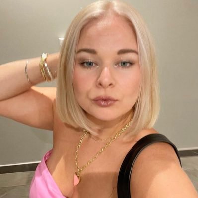 j_fromtheblock4's profile picture. No clue what I’m doing on here 💖