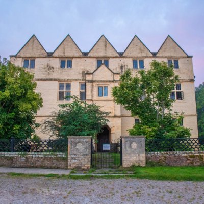 A @farmersforaweek moated heritage farm offering 5-day residential stays in rural Gloucestershire 🚜