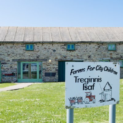 A @farmersforaweek farm offering 5-day residential stays on the most westerly farm in Wales 🌊