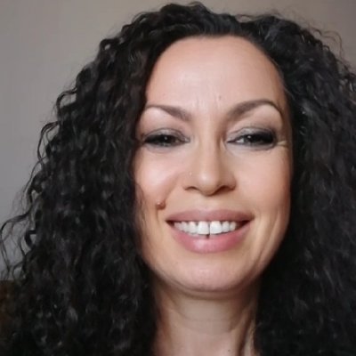 Scrittrice del paranormale e mistero su amazon, traduttrice.