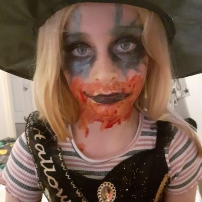 Welsh (Wrexham) 🏴 single mum of 3 💙❤️❤️. I own a parrot 🦜 and a sausage 🌭. Wannabe ghost hunter/witch 👻🧙♀️ Can't reverse park 🚗 ✨️🌙