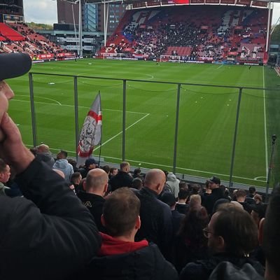 3️⃣7️⃣ jaar 
📍Almere 
⚽️ vak 4️⃣2️⃣8️⃣ SK Ajax
fan van FC Barcelona  
🚲Wielrennen en F1 🏎