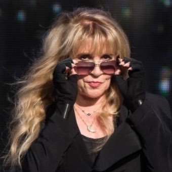 using this account to cope with my stevie nicks & fleetwood mac obsession