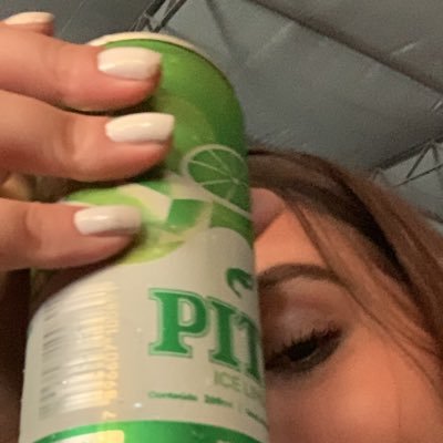 anisouzinha's profile picture.
