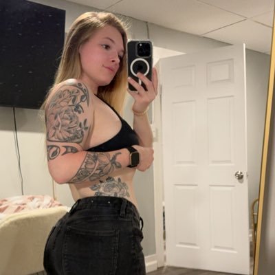 23 Tiny, Tatted, fit, blonde. yes I have a 🌶️ page. click the link and you won’t be disappointed 🥰 DM open to collab