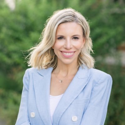 loves Jesus 🙏🏼 wife of a U.S. Marine 🇺🇸 mama to 5 babies ♥️ executive director @americafirstworks 🤍 author of Beat the Elites 📚 chief engagement @a1policy