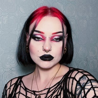 a portrait of my pain | she/they | MUA, drag artist and I draw sometimes | auDHD | the netherlands | TAP 🖤