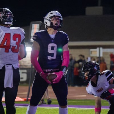 Collinsville High School|6’2 230lbs|CO25’| EDGE/TE @CoachRhodes_FB|2023 IHSA 3A Discus State Finalist|Shotput-17.30m/Discus-51.37m|4.17 GPA|NCAA ID# 221273663