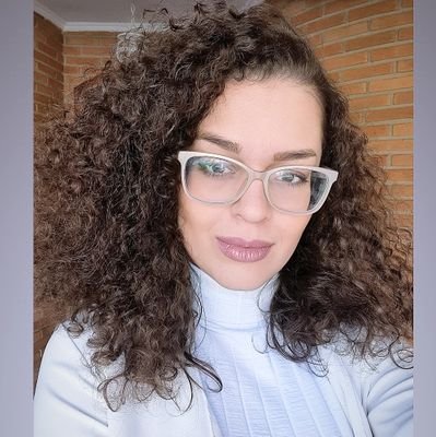 Corinthiana, advogada e mineira.
Tô aqui pra reclamar da vida mesmo, boa vizinhança é na outra rede social. Grata.