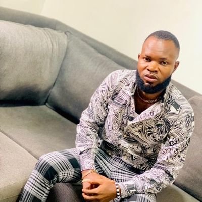Dadwizzyy's profile picture. Keep your head up straight the shadow will fall behind you 💯 ✨️