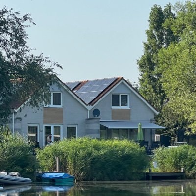 Unser Familienferienhaus Schakelvilla ist direkt am Wasser gelegen. Impressum: https://t.co/I7dbz8irDx