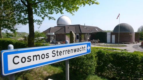 Bezoekers kunnen door telescopen kijken, liveshows zien in het astro theater en planetarium en genieten van de stilte in een donker Twente.