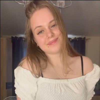 Hali 24éves vagyok csomag/szexcam/sexchet/fogalalos kps szextali!