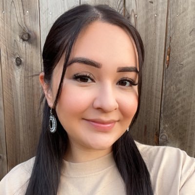 _Phenelopeee's profile picture. 26,  r 💗, teacher bilingüe 📚