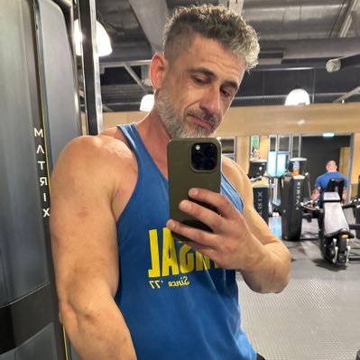 Rosarino autóctono. Entrenador de musculación, aficionado a las selfies mañaneras. Uso esto para divertirme, evito a la gente que busca quilombos