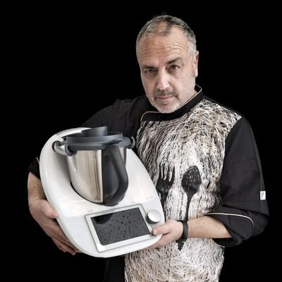 Jefe de equipo en thermomix. Muppet. Miembro de @cinemadeldiable. He visto cantar a Freddie en vivo. En Instagram https://t.co/t1AV69Ly4D