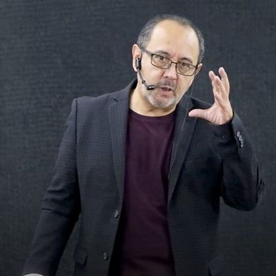 Publicista. Creativo con Maestría en Marketing. Speaker y capacitador de empresas. CEO en #DOSrelojesMarketing. Amante del trabajo y pasión por el fútbol