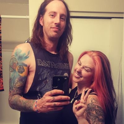 Mid 30s Dad of 2 Daughters.  I'm a punk, hardcore, metal fanatic.
❤️ 💍 @lovehan💍 ❤️