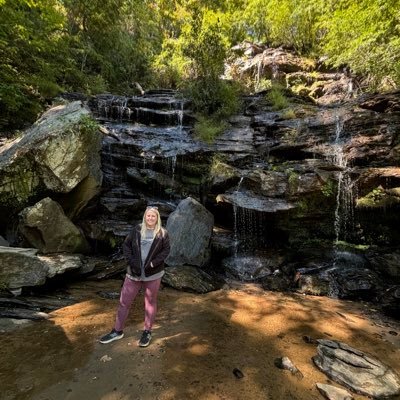👩🏼❤️💋👨🏽 || INTJ || She/her || ⚖️ || 🏳️🌈|| hikes 🥾 || #amquerying domestic thriller author✍🏻 || ptsd || 315k ppl like me on tiktok🤷🏼♀️