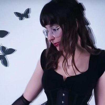 Luna. Self-proclaimed queen of SH speedrunning. Cosplays, parodies, and let's plays of retro & indie horror!
