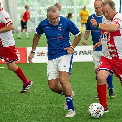 Diagnosed Parkinson's 2019.
Since then, 13,410 keepy-uppies without dropping ball,
Reading-London juggling football, England Parkinson's walking football team ⚽