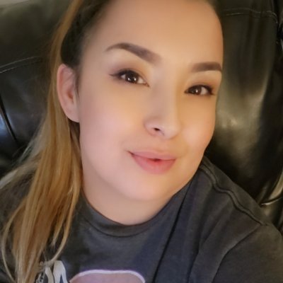 33 years young.
Aesthetician.
Mother of 3 boys.