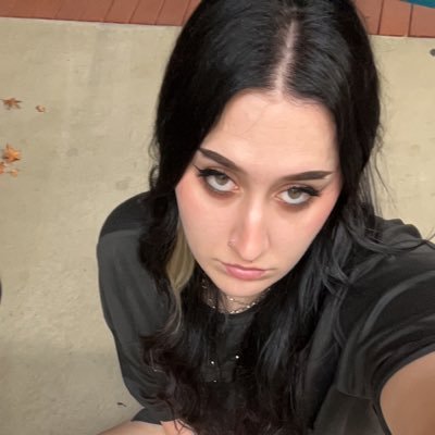 Tall girl Twitter 🖤 esthetician 🖤 Virgo 🌞 in recovery.