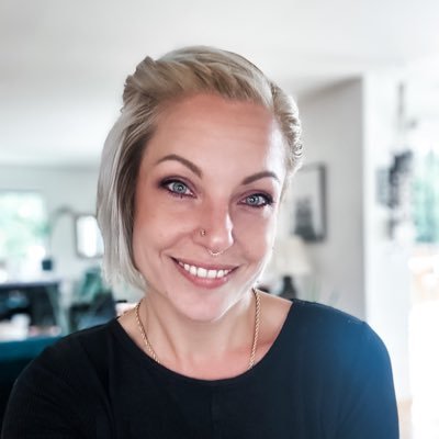 Writer. Certified Business Coach. Marketing Innovator. Witch. Co-Founder of Creativitea Alaska. Serving business owners in Palmer, AK (and beyond).
