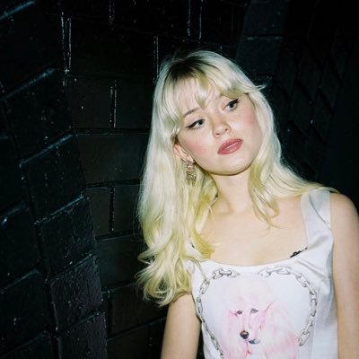 22 // australia 🇦🇺 a semi big deal in a niche internet community usually sadgirldaisie :)