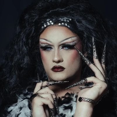 Drag Queen experta en dar espectáculo💃/ Él-Ella 👸🤴/ El ego hasta el cielo y el perreo al suelo / Instagram: itsqueengea