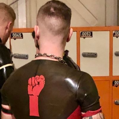 who want to FF 🔞⬇️↕️⭕️👊🏼😈🖤 rubber bottom into fisting, fucking and fun. #FF #fisting #gayfisting #rubbergay