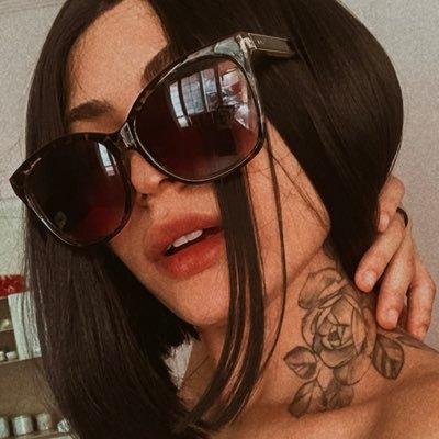 Minha beleza é tão interior, que daqui a pouco ela se muda pra um sítio. 🍷