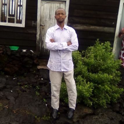 Né à Goma une ville touristique de la RDC fils de Muhigirwa Tshusha et de Shami Kapama études primaires à L'EP Sabyinyo, secondaire au Complexe Scolaire Umoja