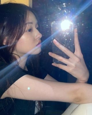 snowcherries_'s profile picture. #엔하이픈 그림처럼 묽게 번진 여름 안에 오로지 또렷한 너 #아이유