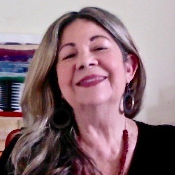 Periodista de profesion y creativa de oficio. Ahora también escritora. Ama viajar, fotografiar el mundo y hacer terapia verde en su jardín.