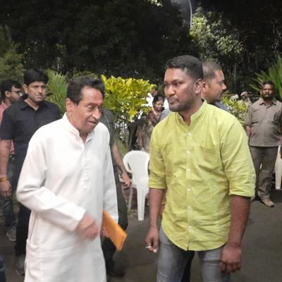 SuryawanshiAlok's profile picture. मैं आलोक हूँ उजाले में भला क्या अहमियत मेरी
वहाँ ले जाइए मुझको जहाँ पर रोशनी कम है!