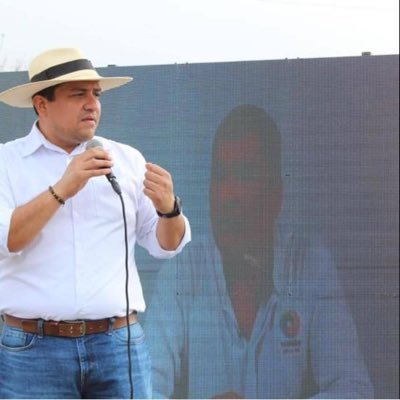 Asambleísta por Manabí. PhD en Educación. Profe universitario. Bahieño. Soldado de la RC.
