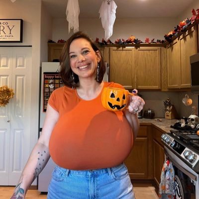 Hannah119788's profile picture. I’m a single lady…I believe that the most important 'key' to a successful relationship would have to be 'trust'.