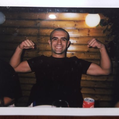 novos governos, mesmos xaxos / novos alunos, mesmas praxes / novos beats, mesmos baixos / novo ano, mesmo Miguel
