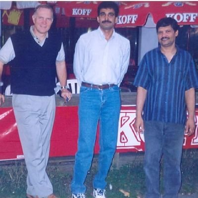 I am Imran Khan means Khan vision and thought was in myself. Hum koi Ghulam tu ni. Azadi Azadi from the old corrupt system has to stand with PTI.
