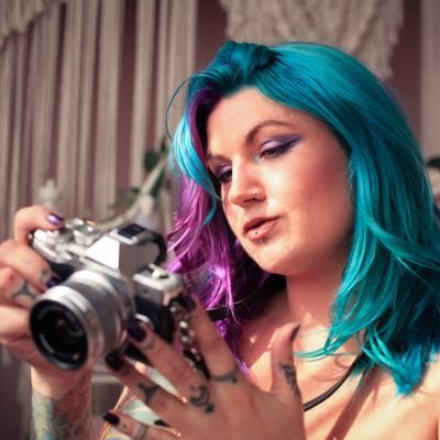 📷Internationally published female photographer
💡Natural and constant light enthusiast
👤Portrait and macro obsessed
⭐Experimental creative