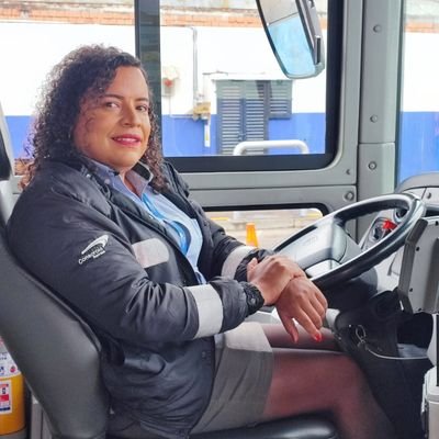 Mujer trans feliz y orgullosa de serlo