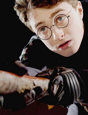 O mundo não se divide entre gente boa e devoradores da morte. Todos temos em nós luz e trevas., Sirius Black.