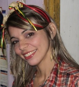 Sou prof.ªde Matemática do Ensino Fundamental,amo minha família e sou apaixonada pelo meu esposo.Tenho Deus em meu coração e Nossa Senhora intercedendo por mim.