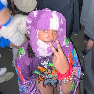 niqqors's profile picture. BASS & BASS HOUSE 🥭 bi 🍍he/him 🥥 thick headed leo 🧸🦈