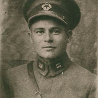 Ya olduğun gibi görün,
Ya da göründüğün gibi ol.
İnşaat Mühendisi ODTÜ (Yengeç)
