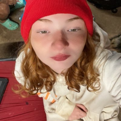 shitzandgiggl3s's profile picture. what do you get when you mix laxatives and edibles together? (look at my user🤫)